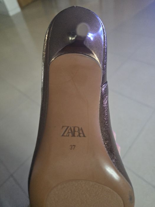 Vendo botas de cor dourado