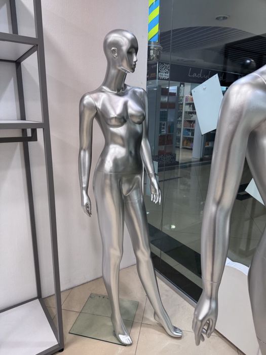 Манекени жіночі сірі (срібні)