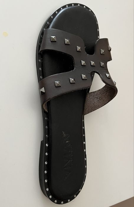 Sandálias rasas com tachas