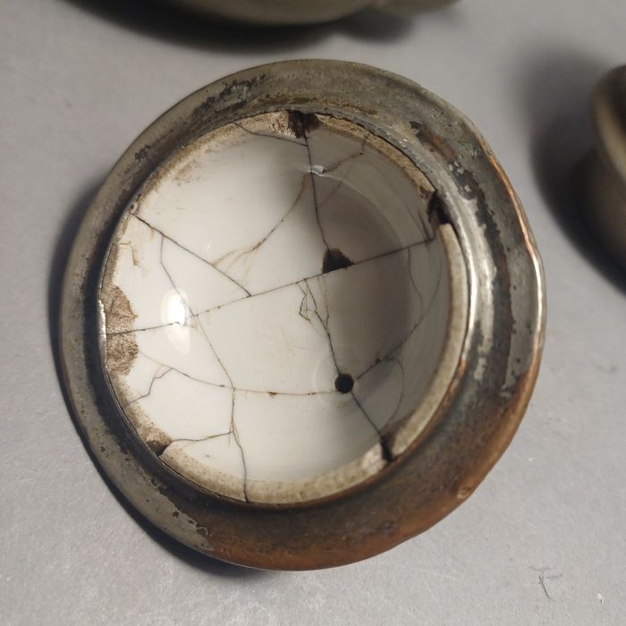 Zaparzacz imbryk przelewowy porcelanowy okuty