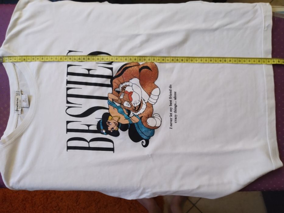 Calções de ganga e t-shirt