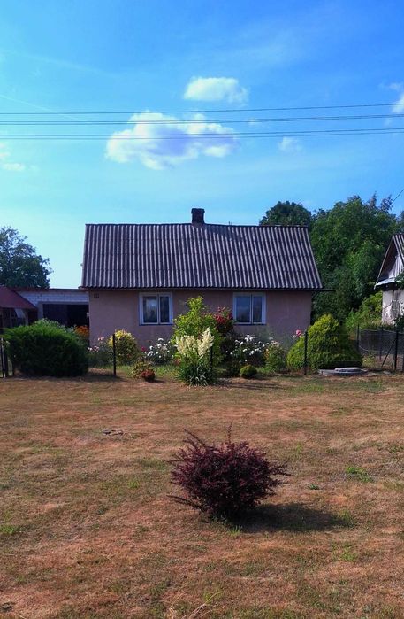 Domek na malowniczej wsi.