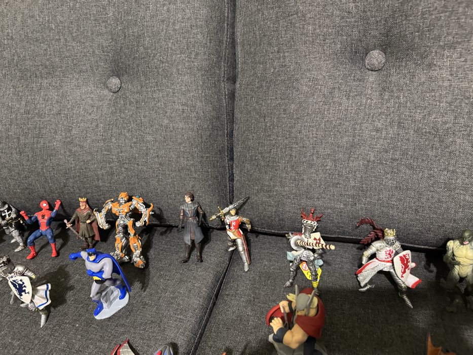 Фигурки разных персоонажей