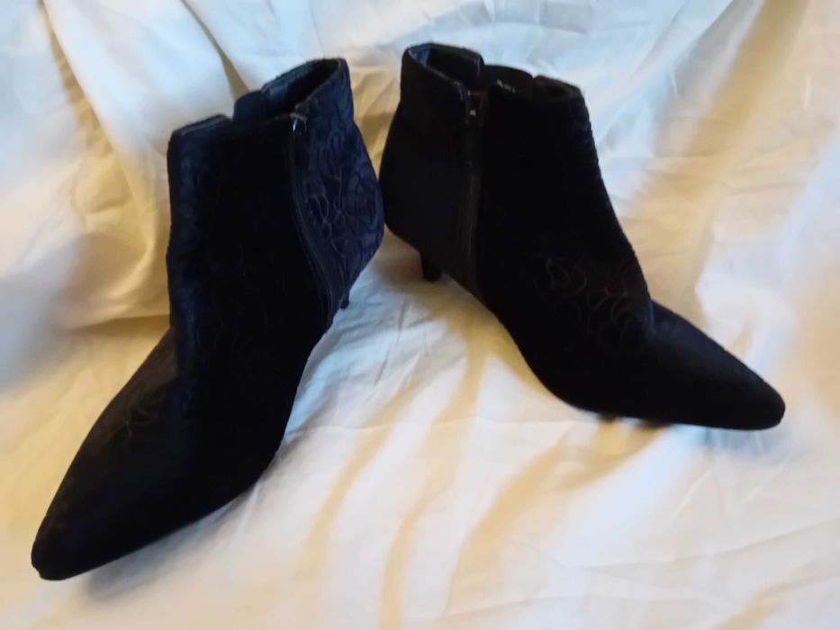 Buty botki kolor czarny motyw kwiatowy