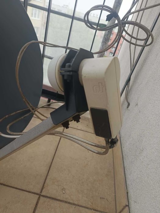 Antena satelitarna konwenter i uchwyt balkonowy do anteny