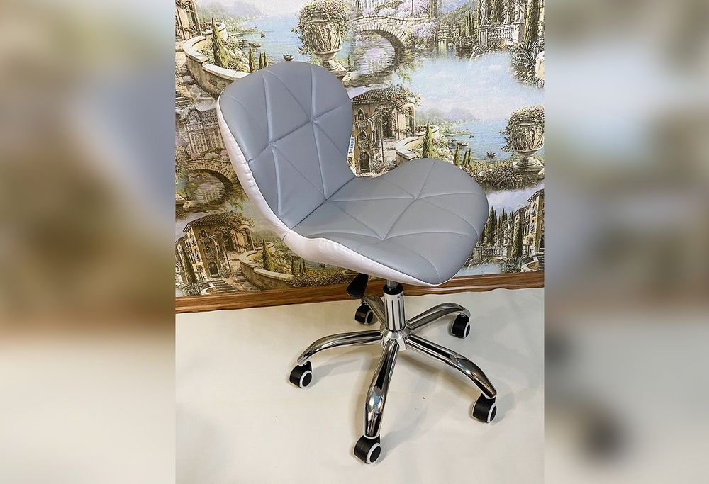 Офисное компьютерное кресло серое+белое Demure стул для салона