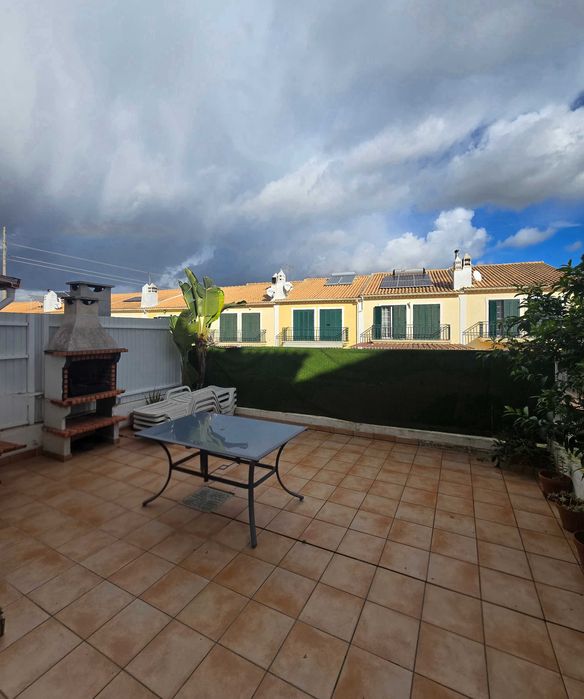 Moradia mobilada e equipada em condomínio fechado com piscina