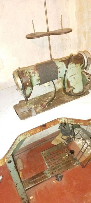 Продам фабричну швейну машину.