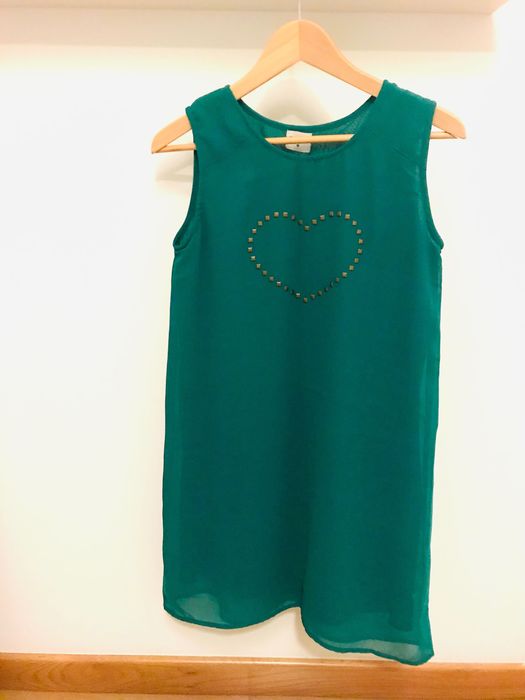 vestido verde tamanho S, sem manga, com coração dourado na frente