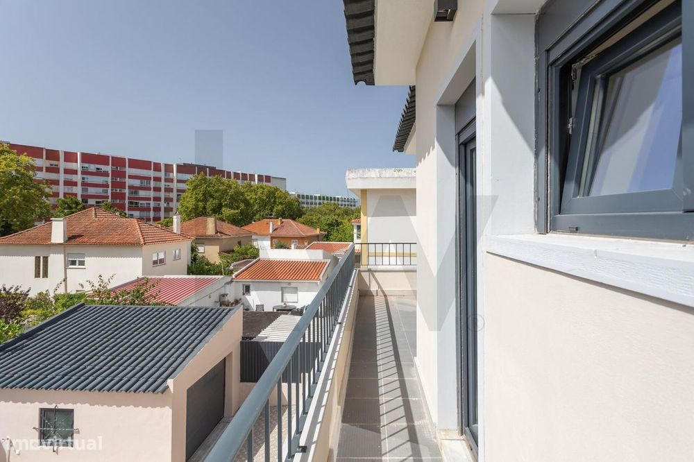 Charmosa Moradia T5 com Jardim Totalmente Remodelada -  Sassoeiros, Ca