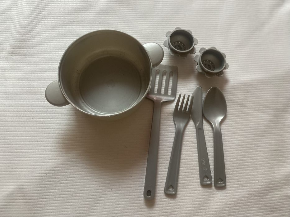 Utensílios de casa das bonecas Klein Toys e talheres