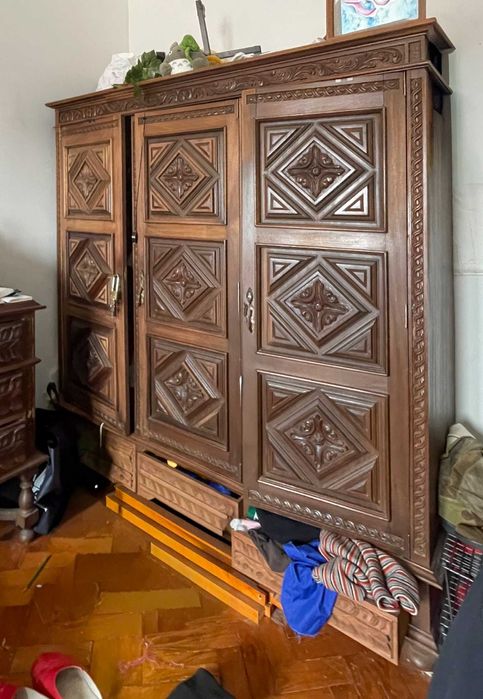 Guarda-roupa grande com cómoda correspondente