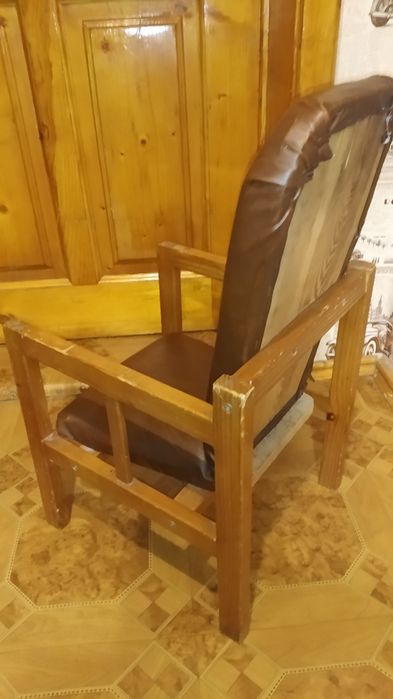 Продам дитяче крісло зі столиком, з дерева