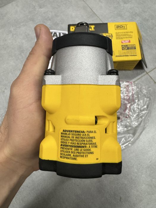 Комплект безщітковий гайковерт Dewalt DCF921 1/2 20v. 610Нм. USA