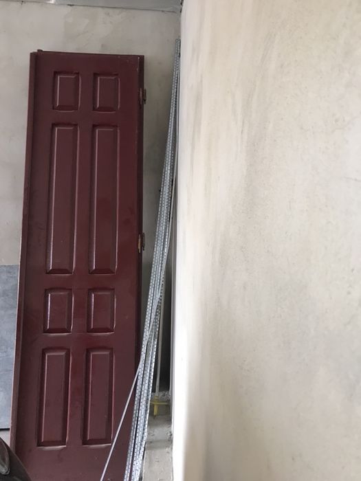 Двері вхідні з двох частин ,нестандартні. Ламінат .