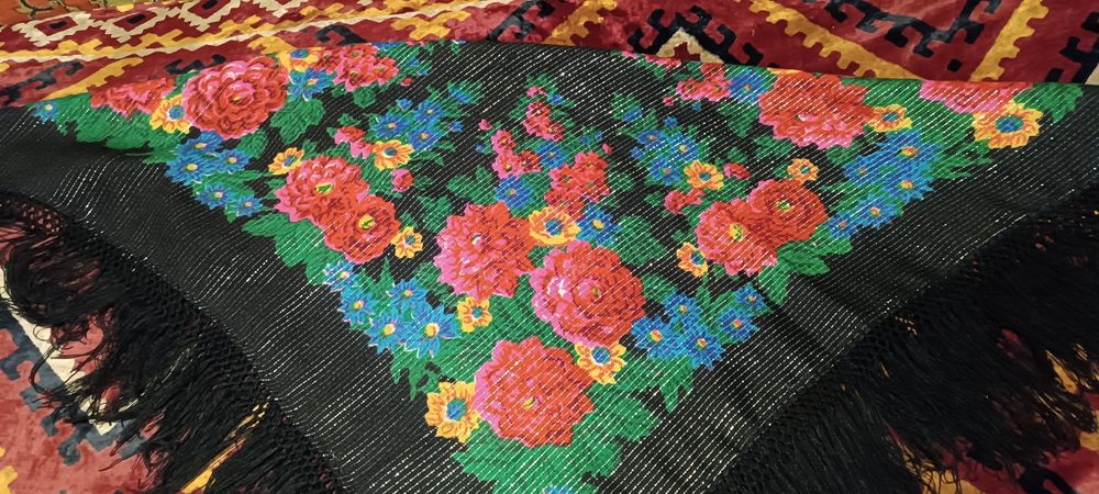 Хустки  чорні та білі