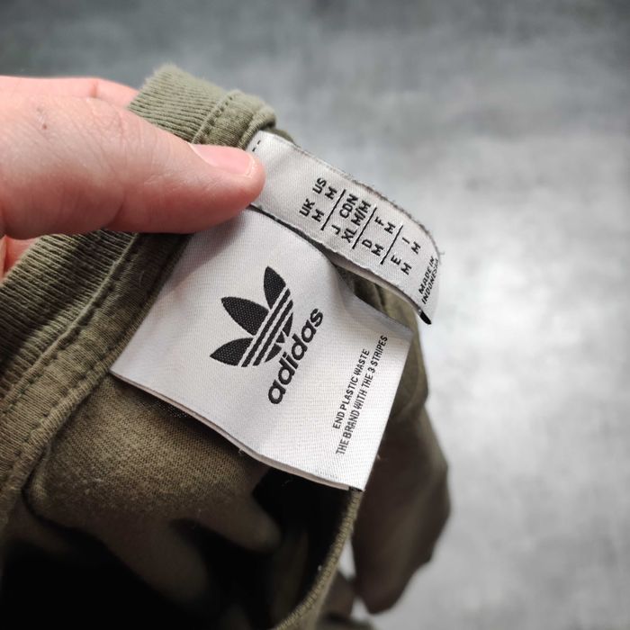 MĘSKA Koszulka Bawełna Oliwka Adidas Originals Haft Logo Casual Lato