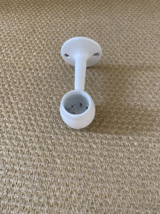 Suporte antigo, em ferro e esmalte branco.