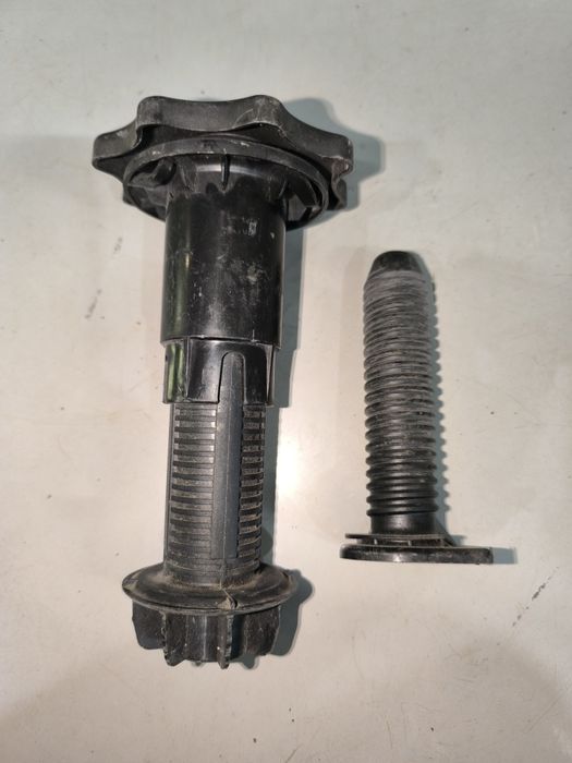 Болт кріплення запаски AUDI A4 А6 8E0803899B VAG