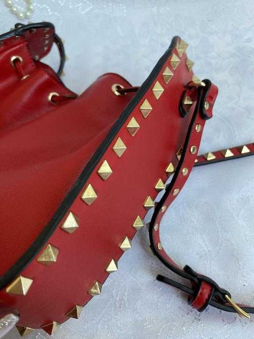 Valentino Garavani сумка с ремнем шипами сумочка-мешок