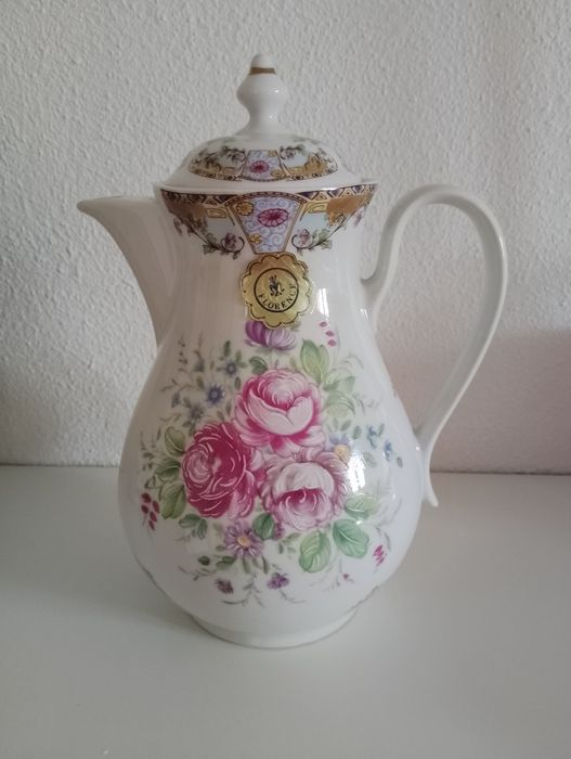 Pote Decorativo e Bule de Chá em Porcelana