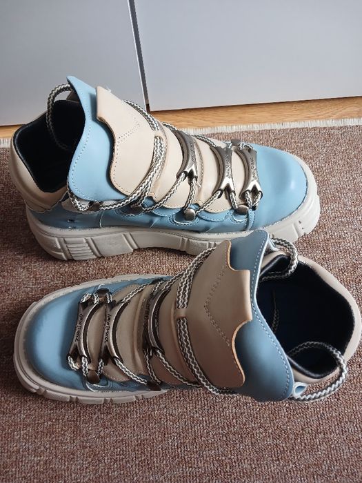 Продам стильні кросівки