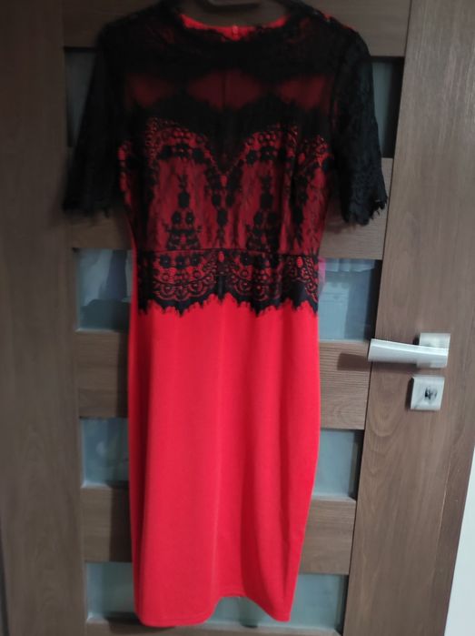Elegancka sukienka czerwona z koronką M