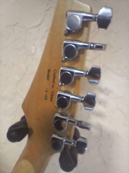 Електрогітара devisew LG-5
Форма -  superstarat 
бридж -  floyd rose