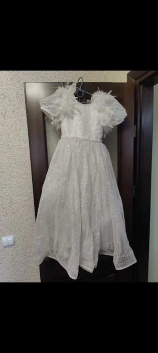 Випускне плаття з пір'їнами