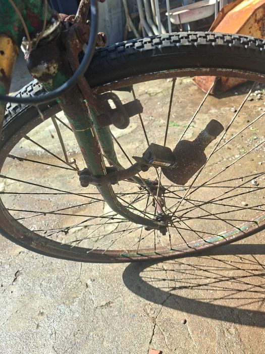 Bicicleta muito antiga para restaurar