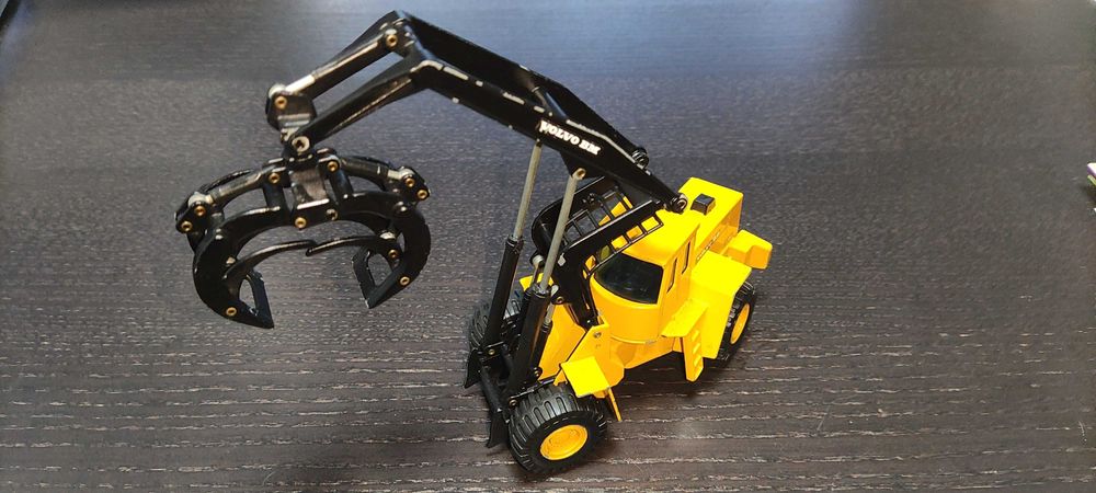 Camião máquina carregador florestal volvo BM L-160 escala 1:50