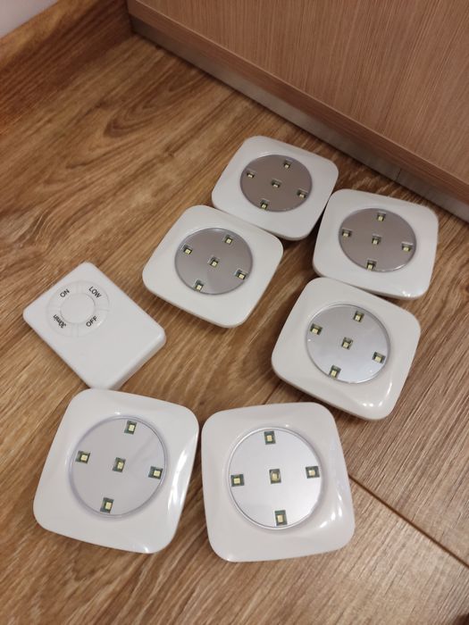 Zestaw 6 lampek Led z pilotem podszafkowych, wnękowych na dotyk.
