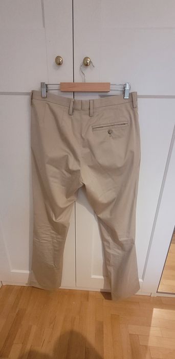 Elegancki, beżowy, slimowany garnitur z lśniącą nicią od Hugo Boss