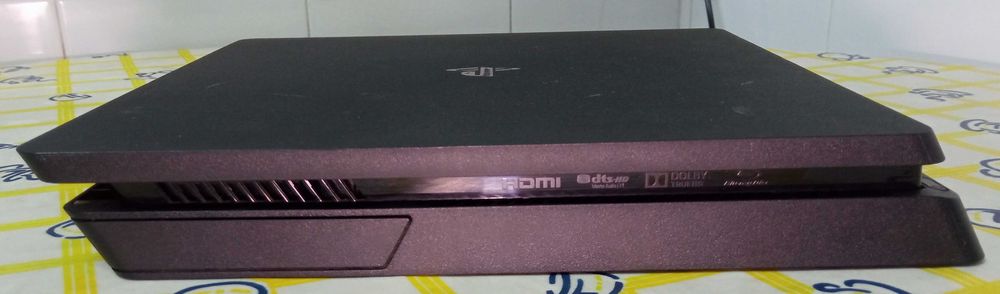 PlayStation 4 Slim (Série CUH-2100)