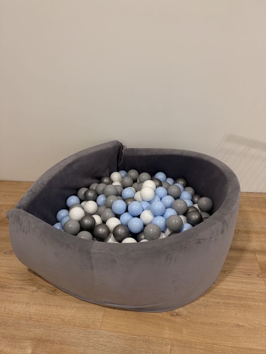 Сухий басейн та 200 кульок