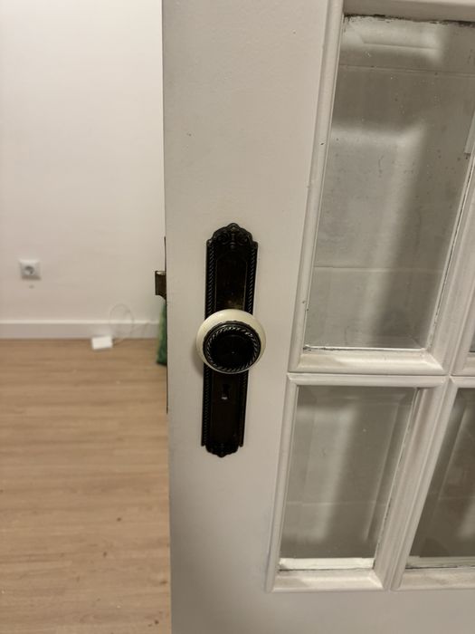 2 portas brancas em madeira