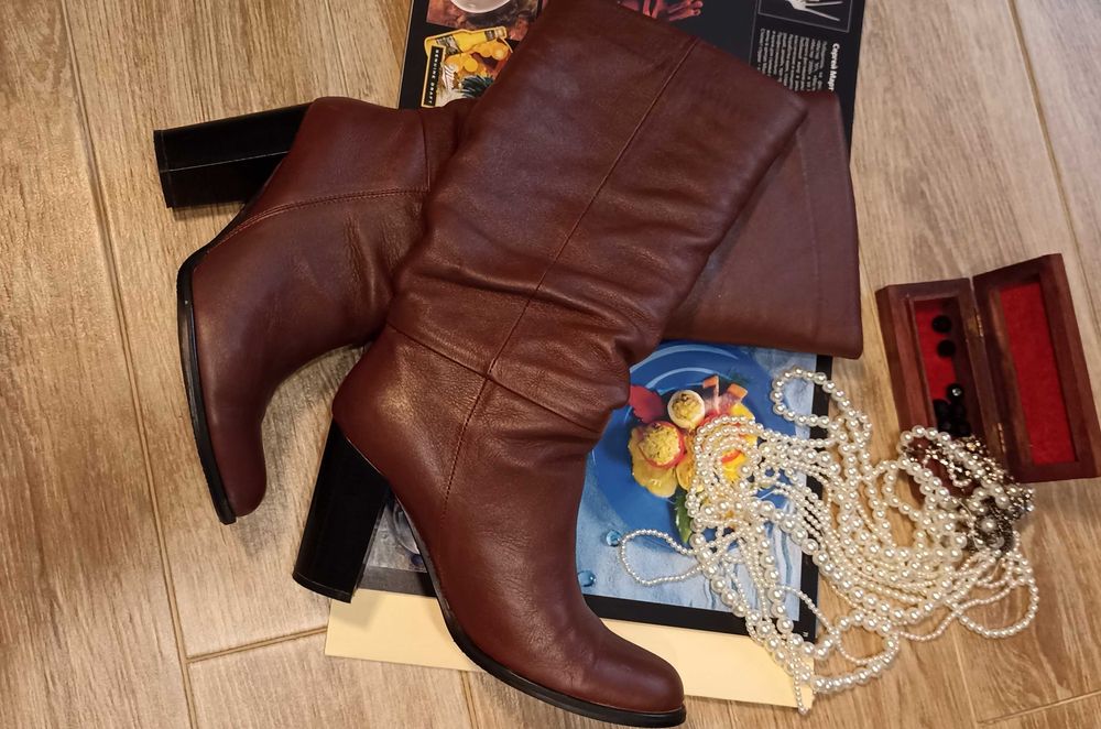 Черевики кожані, коричневі на підборі.