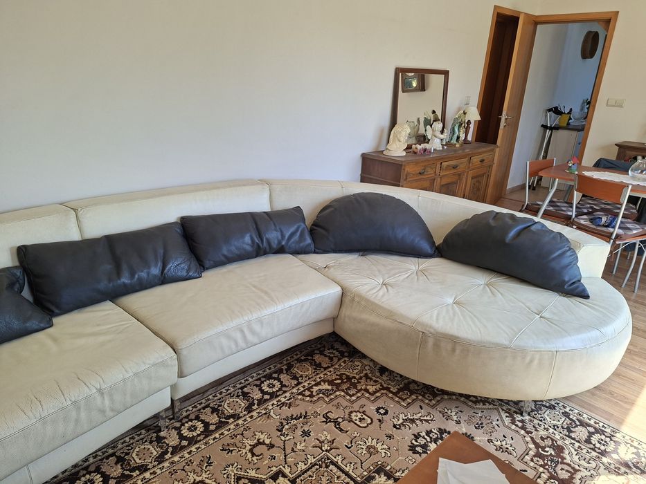 Sofá de Pele Branco com almofada
