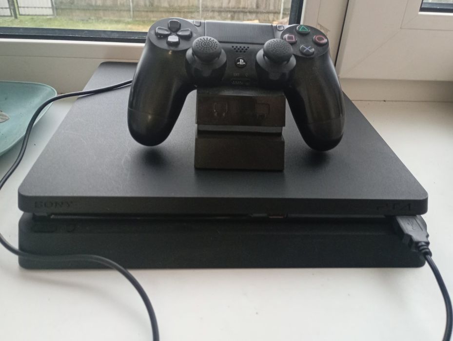 Продам приставку PlayStation 4 Slim 1 Tb