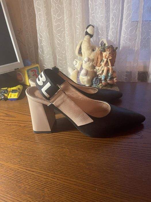 Туфлі практично нові ,шкіряні,одягнуті один раз