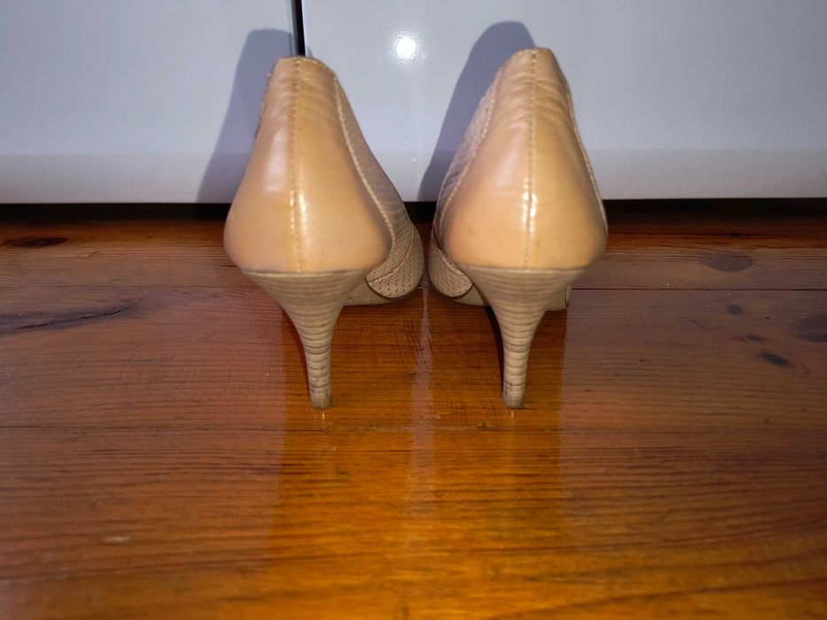 Szpilki Eksbut r. 37 beżowe, eleganckie Giną Piacci