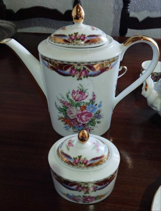 Porcelana T. Limoges "Vizavi" – Ouro 24K – Nunca utilizado (28 Peças),  Esplêndido serviço de café, inclui terrina com travessa.