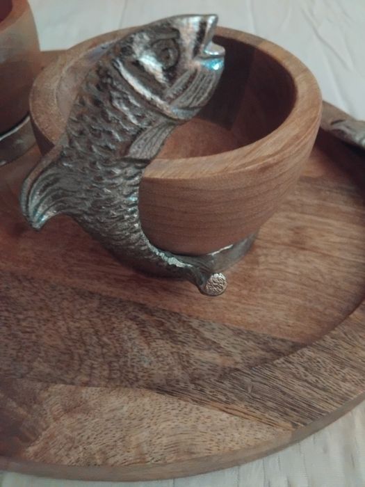 Tabuleiro com tacas em madeira com peixes  sushi