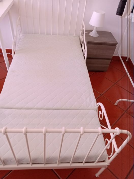 Cama IKEA com estrado e colchão.