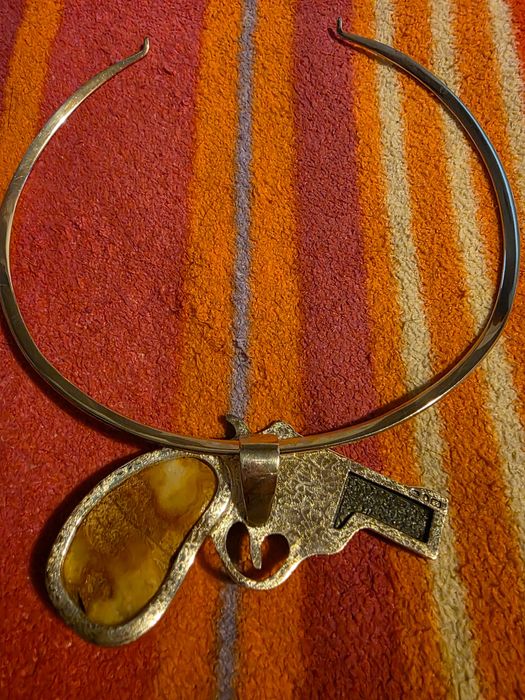 Zawieszka rewolwer bursztynowy z obrożą srebrną