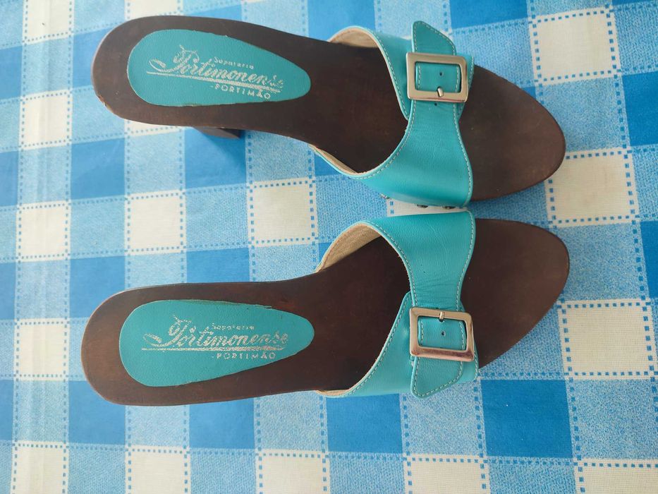 Socas e sandálias de mulher. Tamanho 38