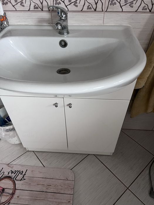 Dwie szafki łazienkiwe umywalka kran
