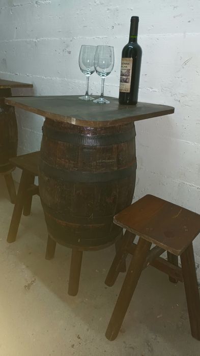 Mesa de pipo com oferta de 2 bancos