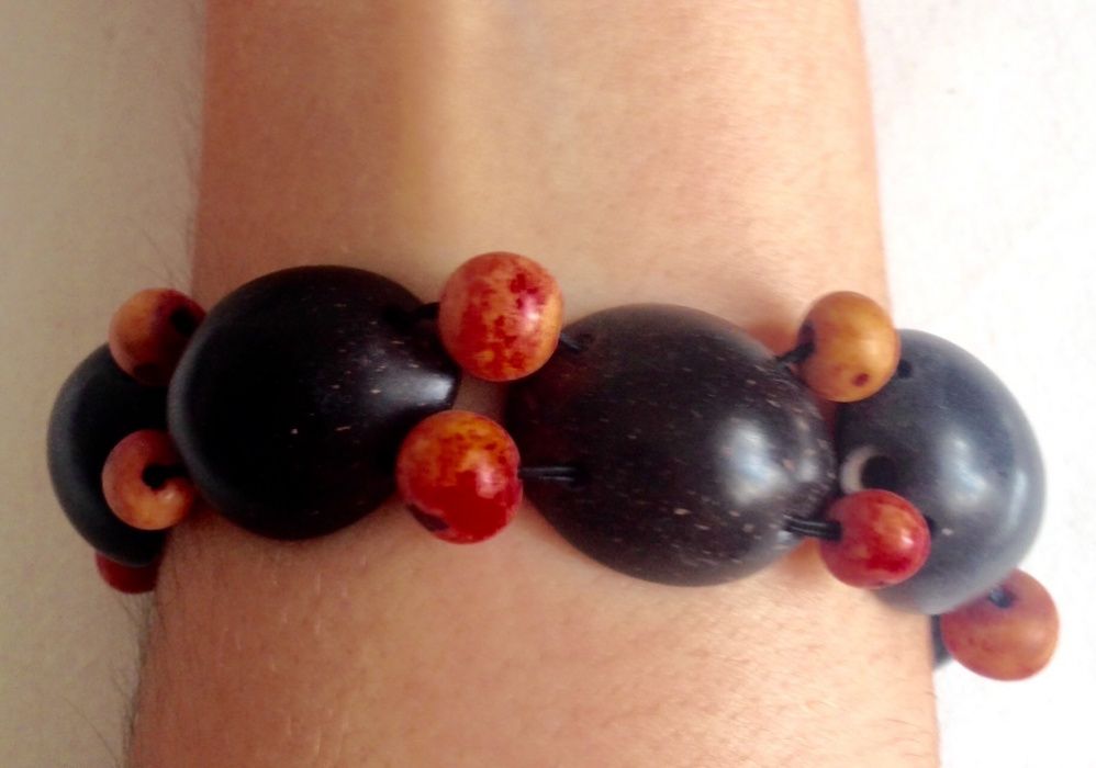Pulseira feita de casca de coco