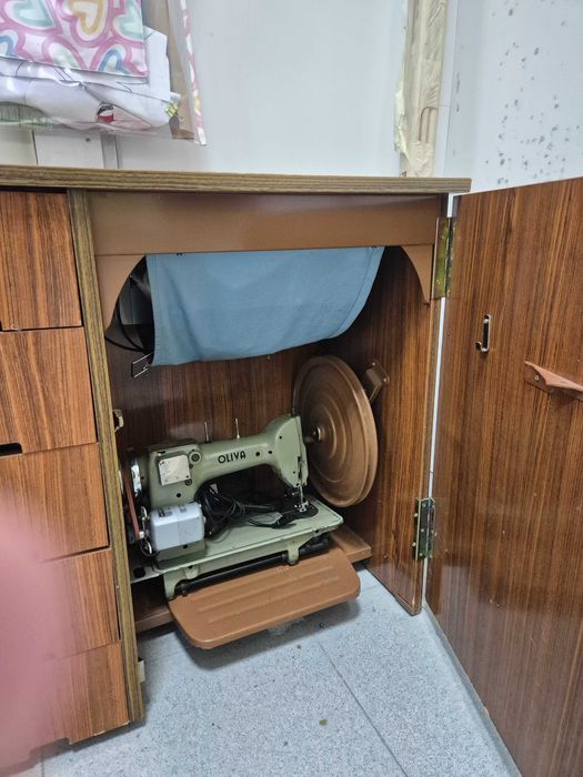 Móvel para Máquina de Costura em Madeira